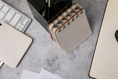 記事本辦公用品商務(wù)攝影圖在報(bào)紙廣告中的運(yùn)用