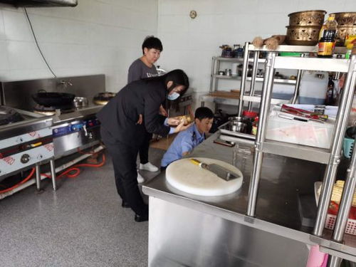 烏審旗市場監(jiān)管局 嚴把食品安全關 護航“雙節(jié)”餐飲消費